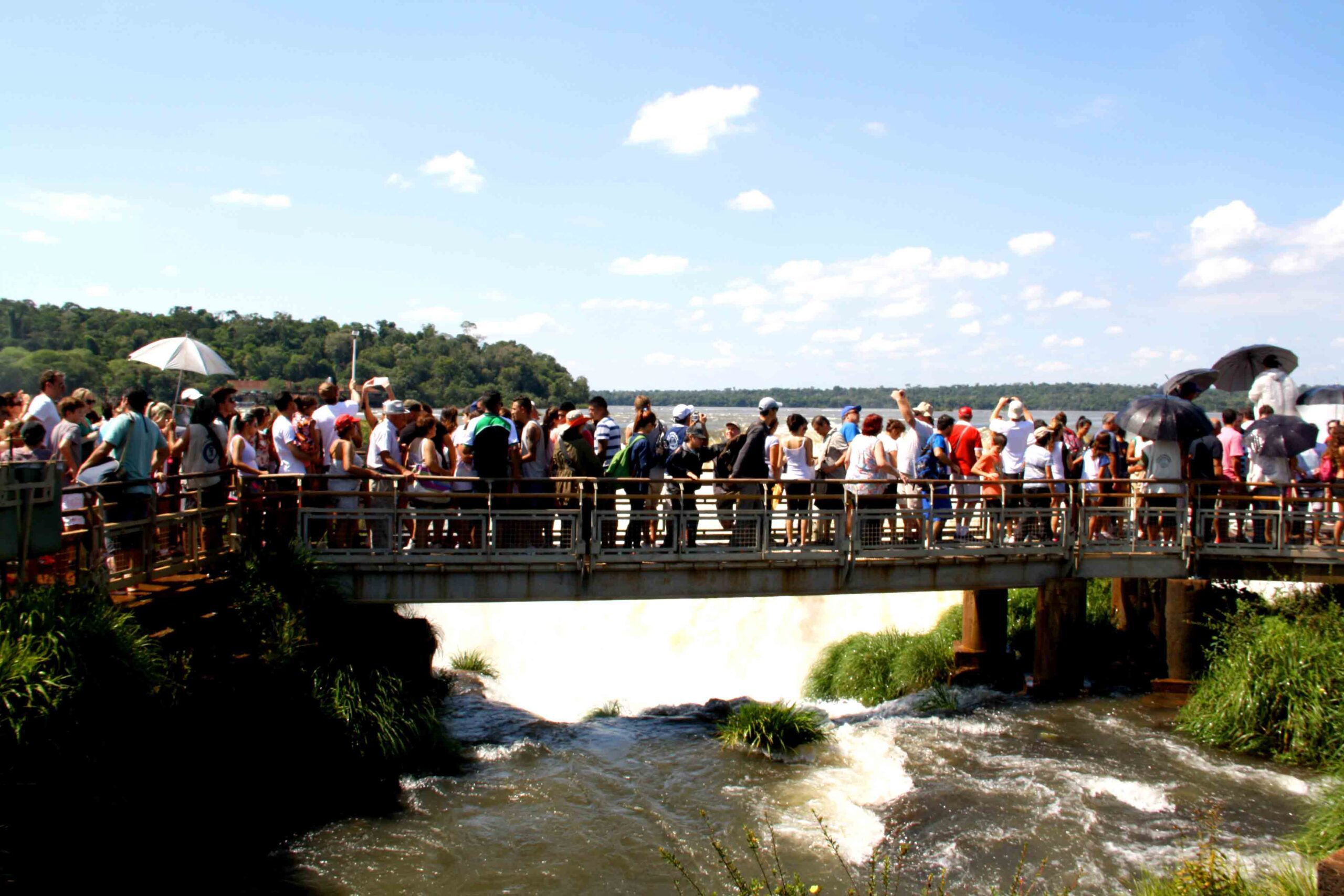 crowd iguazu falls semana santa
