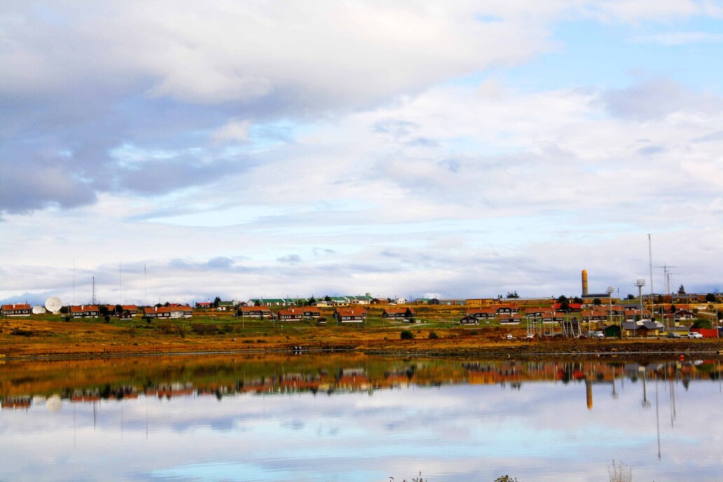 lake ushuaia mirror houses