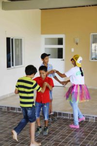 Dancing colombian kids at Mi casa en Ipauratu