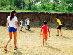 Playing soccer with Club D'Mentes at Mi casa en Ipauratu