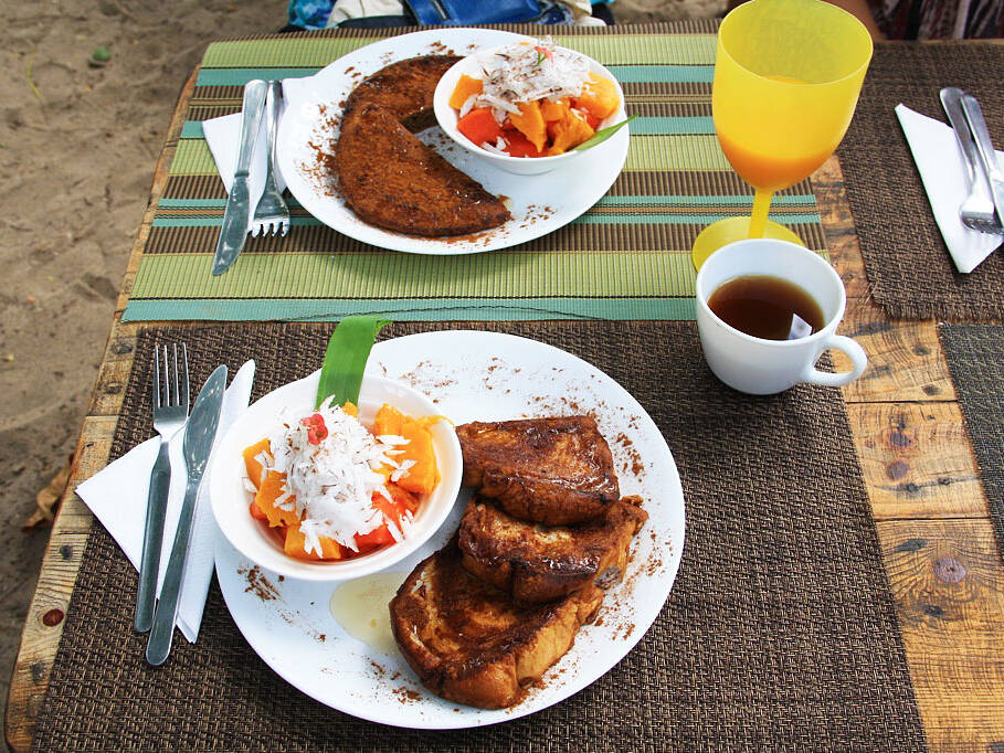 breakfast at la Sirena in Palomino Colombia