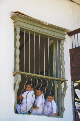 school kids in the window Barichara