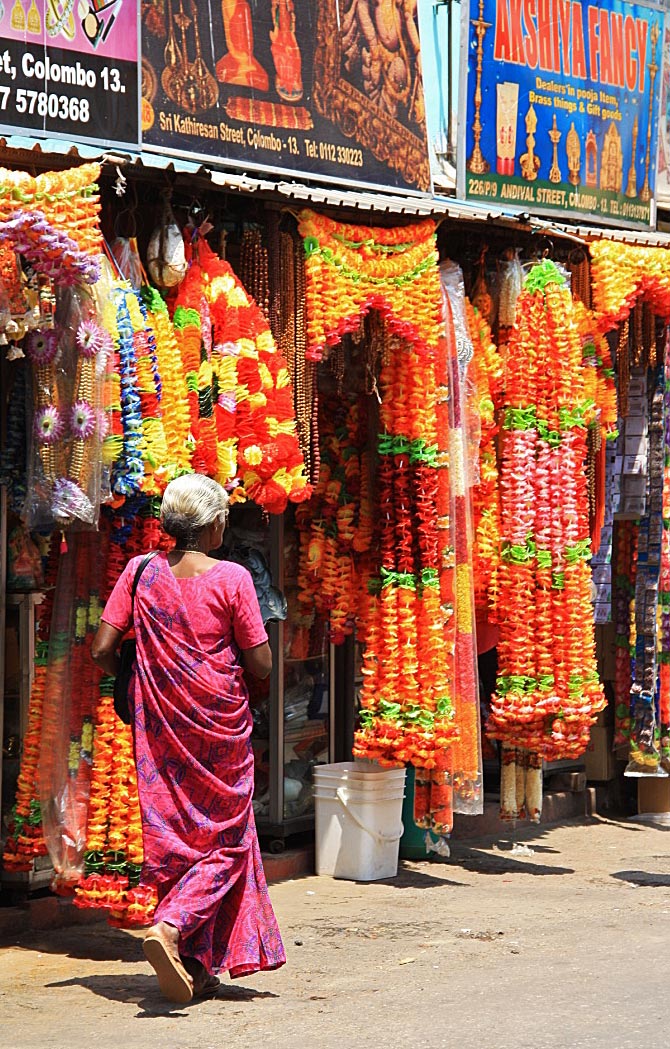 hindu women streets of pettah colomobo sri lanka
