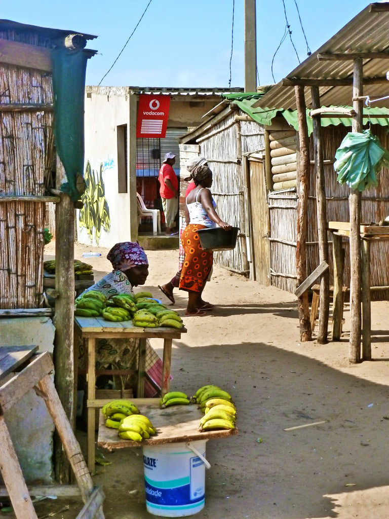 market ponto do ouro woman mozambique