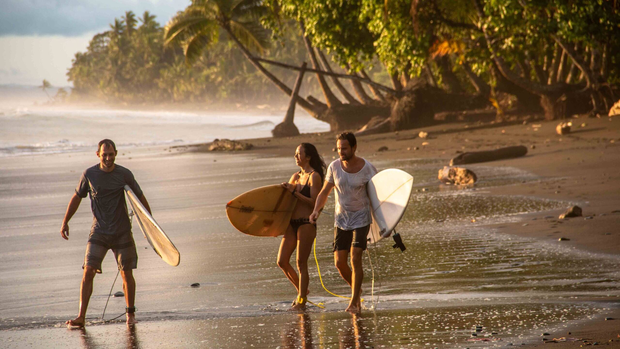Mokum Surf Club retreats group during sunset